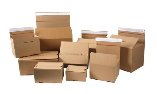 Een foto van diverse maten van verzenddozen.