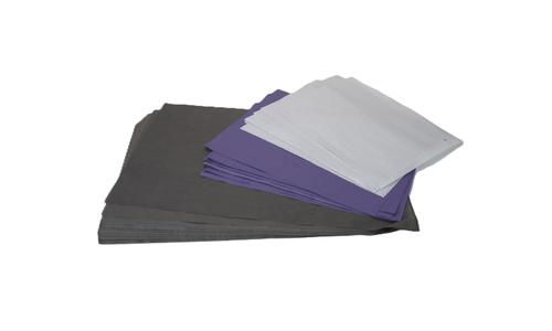 Drie diverse inlegvellen in de kleuren blauw, zwart en wit op elkaar gelegd.