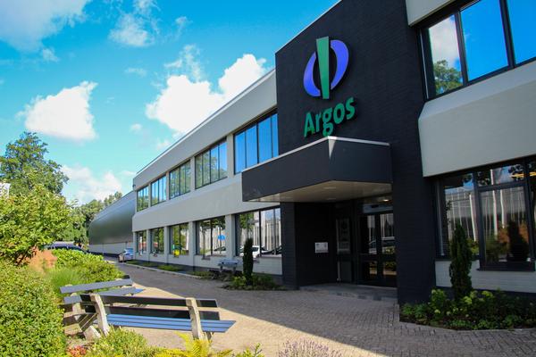 De voorgevel van het gebouw van Argos. 