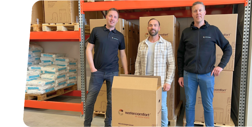Matthijs met de mannen van Watercomfort en de verpakking