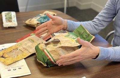 Papieren flowpack verpakkingen