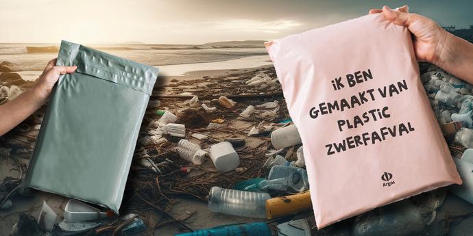 Twee verzendzakken in de hand voor een strand met afval.