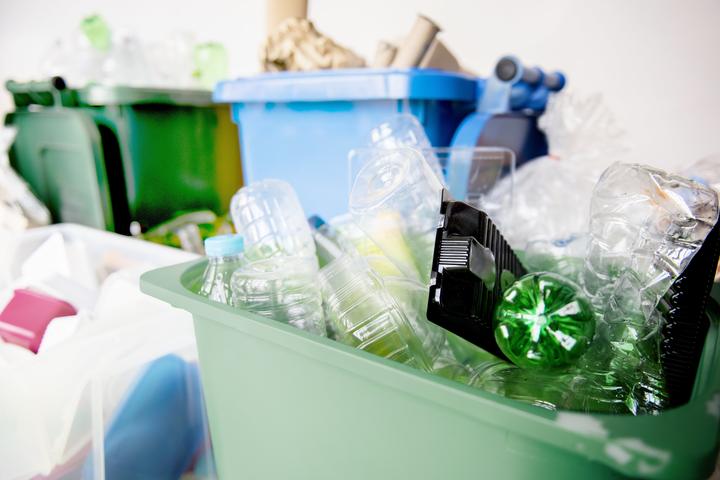 Een bak met plastic flessen
