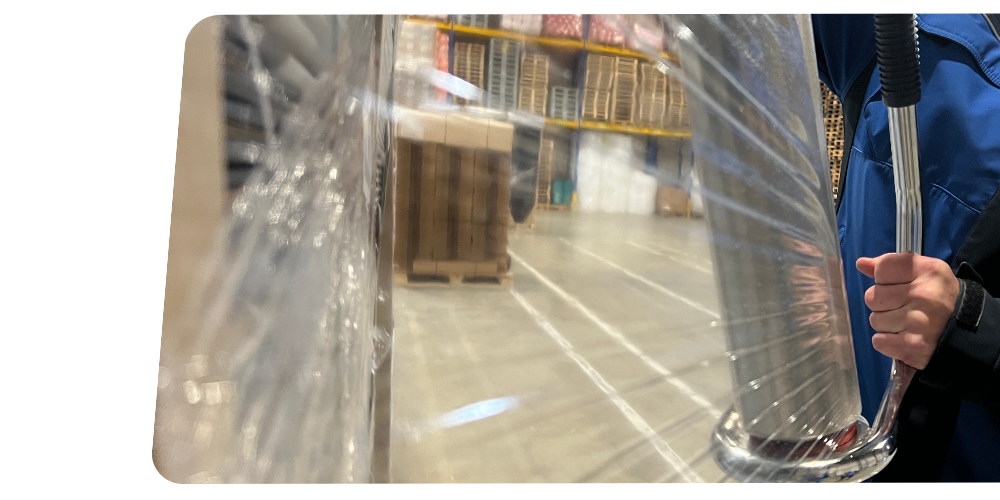 PCR wikkelfolie die uitgerekt wordt om een pallet.