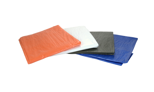 Een foto van vier dekkleden in de kleuren oranje, groen, blauw en wit. 