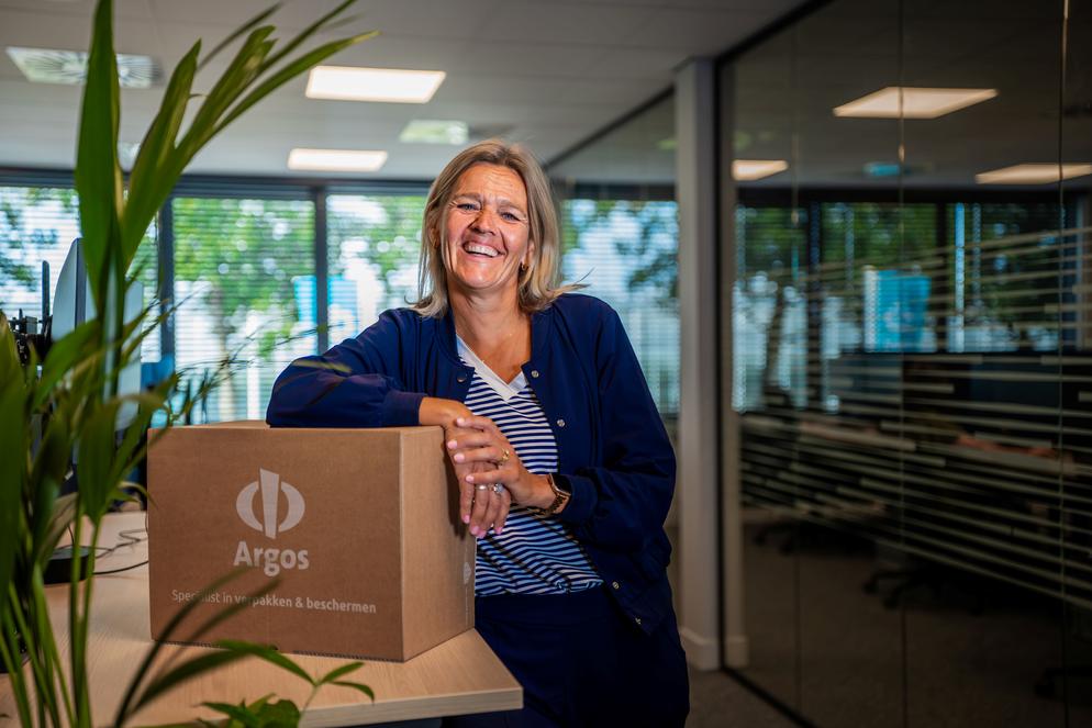 Onze collega van de afdeling industrie met een doos.