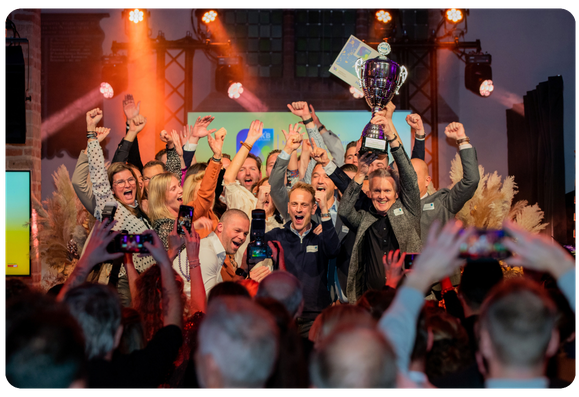 Ons gehele team op het podium toen we wonen en de beker hadden gekregen