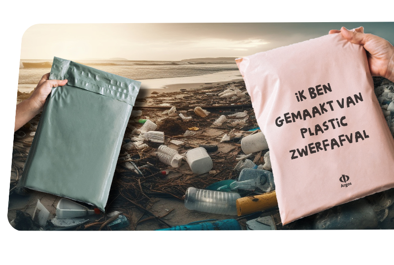 Twee verzendzakken in de hand voor een strand met afval.