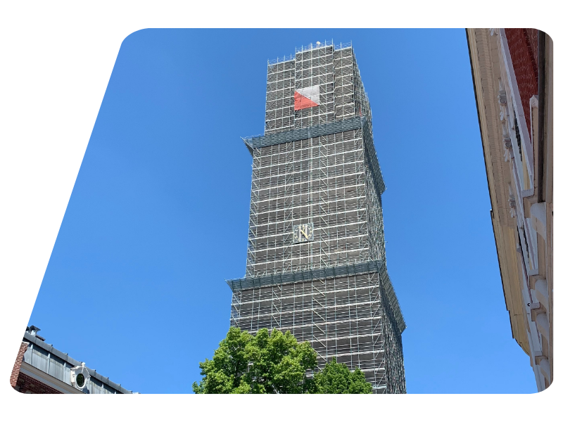 Klokkentoren met steigers