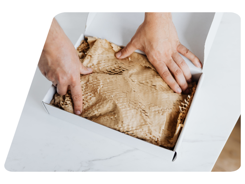 Een doos die wordt gevuld met honingraat papier ter bescherming van producten