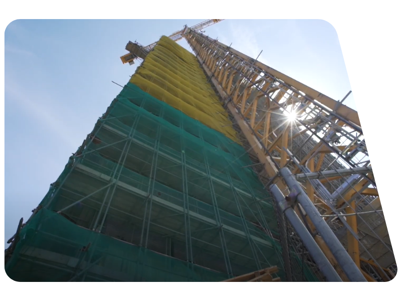 Een gebouw ingepakt met steigernetten