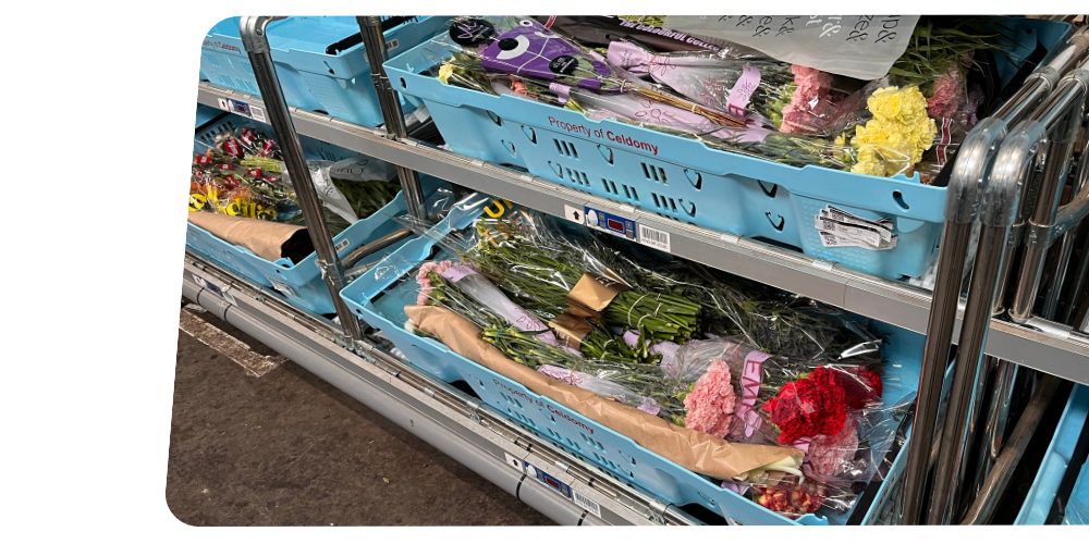 Onze APP flowercrate met verpakte bloemen erin